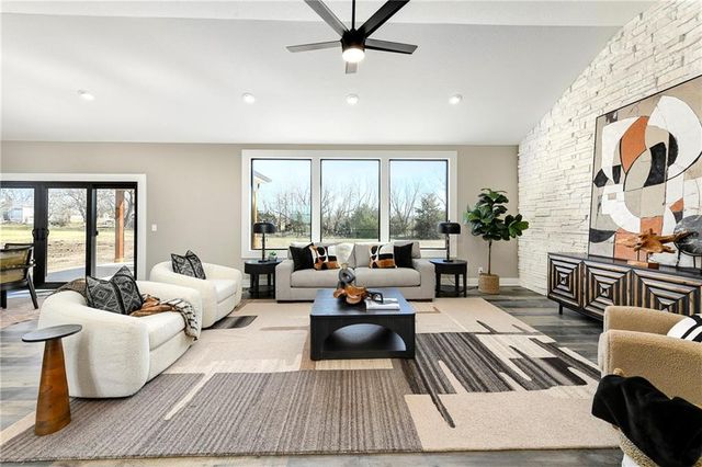 20322 166th Street, Basehor, KS 66007