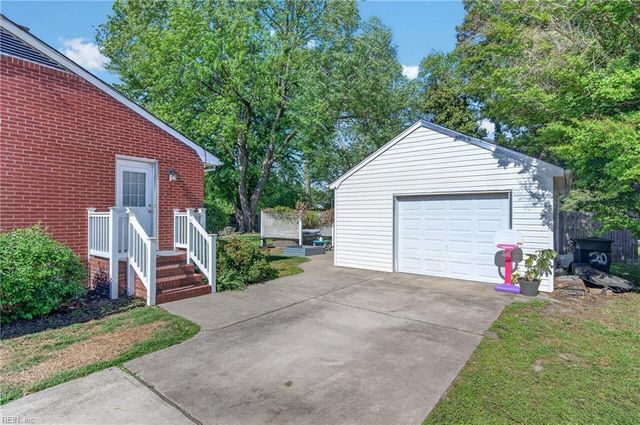 20 Briar DR, Hampton, VA 23661