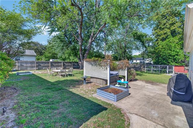 20 Briar DR, Hampton, VA 23661