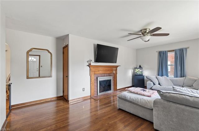 20 Briar DR, Hampton, VA 23661