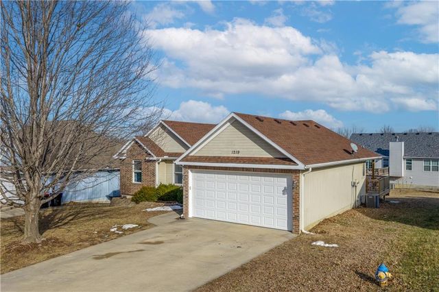 1219 S Countryview Lane, Warrensburg, MO 64093