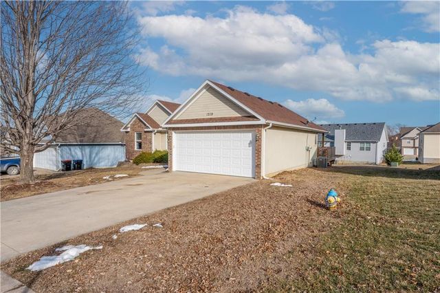 1219 S Countryview Lane, Warrensburg, MO 64093
