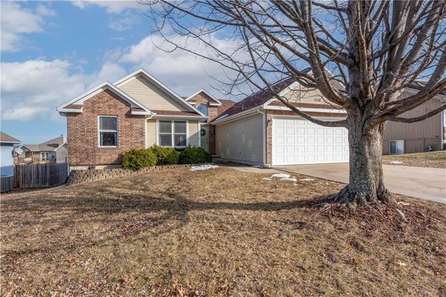 1219 S Countryview Lane, Warrensburg, MO 64093