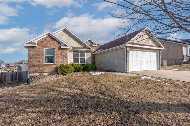 1219 S Countryview Lane, Warrensburg, MO 64093