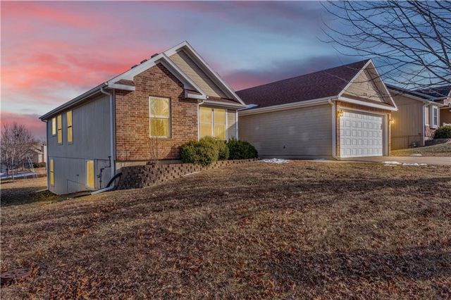 1219 S Countryview Lane, Warrensburg, MO 64093