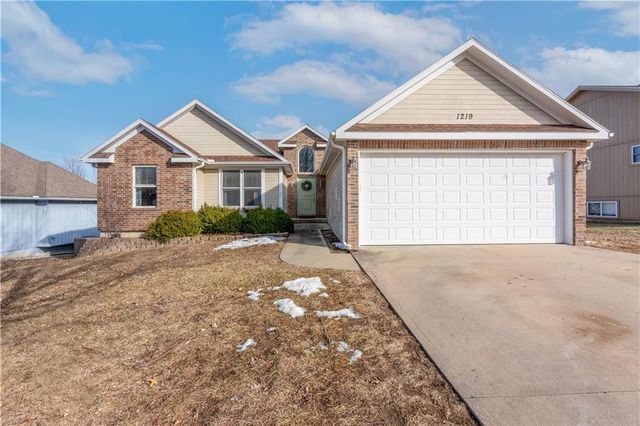 1219 S Countryview Lane, Warrensburg, MO 64093