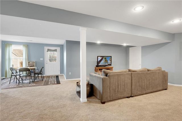 1219 S Countryview Lane, Warrensburg, MO 64093