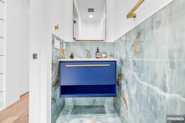 38 Hudson Avenue, Edgewater, NJ 07020