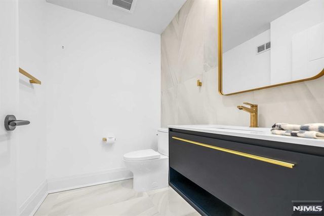 38 Hudson Avenue, Edgewater, NJ 07020