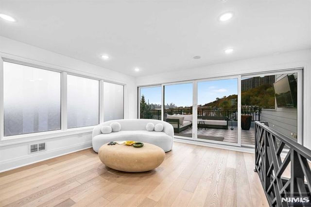 38 Hudson Avenue, Edgewater, NJ 07020