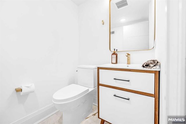 38 Hudson Avenue, Edgewater, NJ 07020