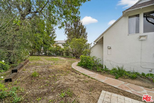 935 Linda Flora Drive, Los Angeles, CA 90049