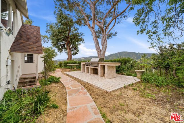 935 Linda Flora Drive, Los Angeles, CA 90049