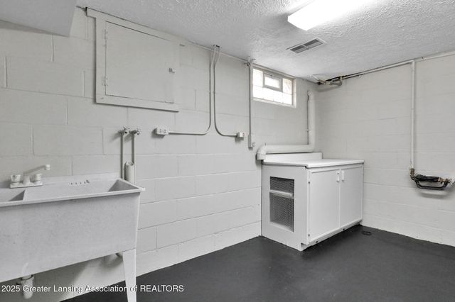 2009 Drexel Road, Lansing, MI 48915