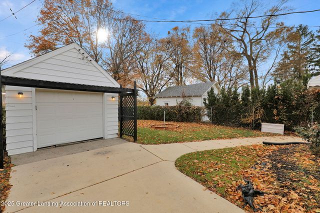 2009 Drexel Road, Lansing, MI 48915