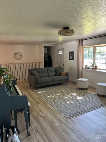 1014 Desert View Dr, Twin Falls, ID 83301