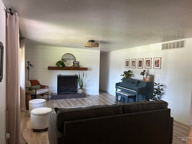 1014 Desert View Dr, Twin Falls, ID 83301