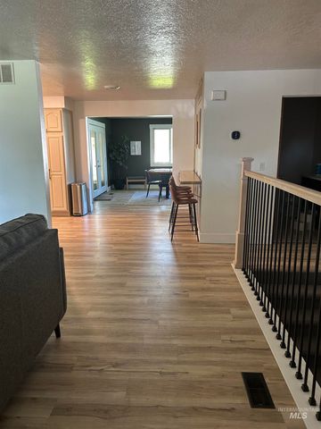 1014 Desert View Dr, Twin Falls, ID 83301