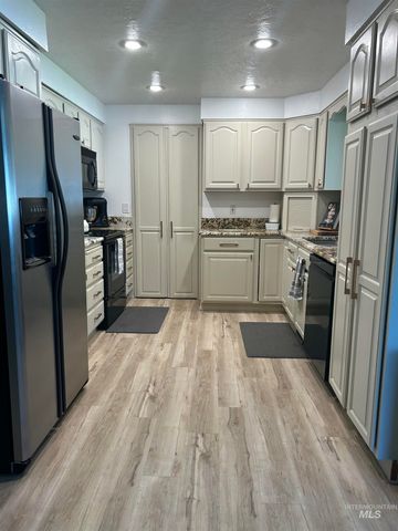 1014 Desert View Dr, Twin Falls, ID 83301