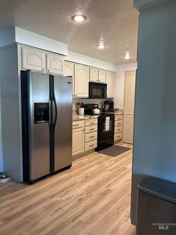 1014 Desert View Dr, Twin Falls, ID 83301