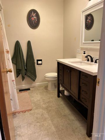 1014 Desert View Dr, Twin Falls, ID 83301