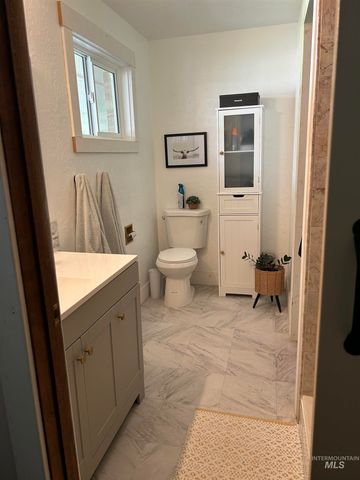 1014 Desert View Dr, Twin Falls, ID 83301