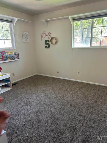1014 Desert View Dr, Twin Falls, ID 83301