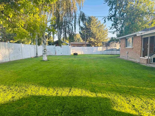 1014 Desert View Dr, Twin Falls, ID 83301