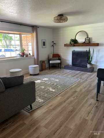 1014 Desert View Dr, Twin Falls, ID 83301