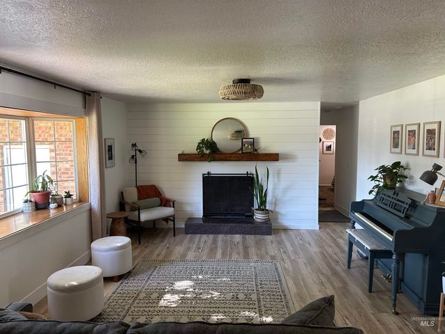 1014 Desert View Dr, Twin Falls, ID 83301
