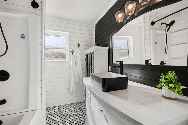 101 W Larkspur Drive, Hillcrest Village, TX 77511