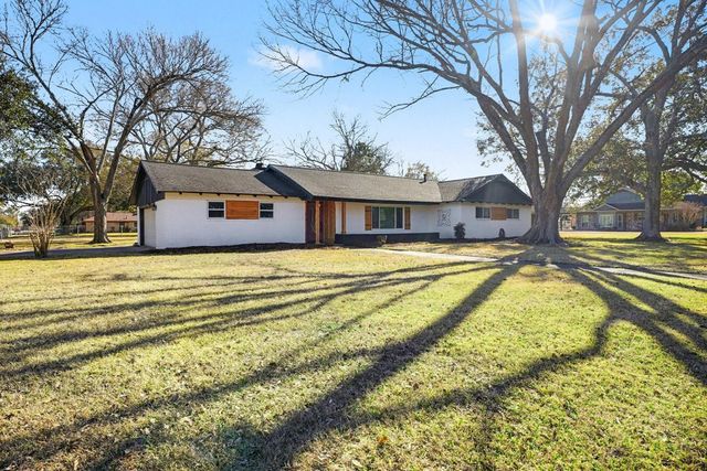 101 W Larkspur Drive, Hillcrest Village, TX 77511