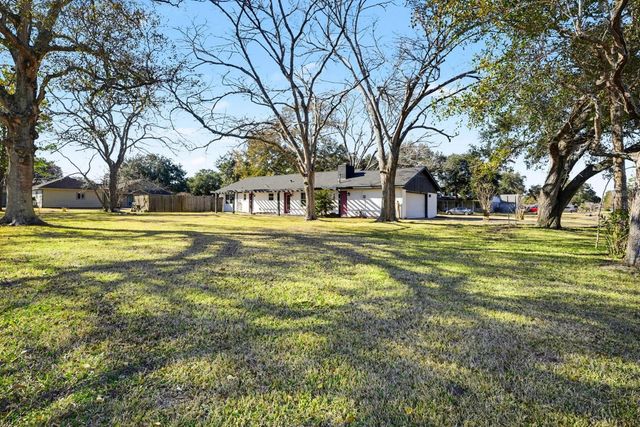 101 W Larkspur Drive, Hillcrest Village, TX 77511