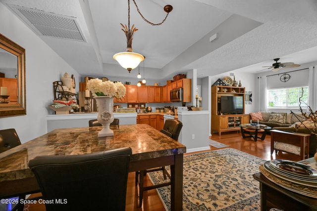 568 7th Square 101, Vero Beach, FL 32962