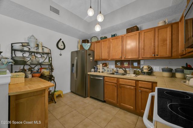 568 7th Square 101, Vero Beach, FL 32962