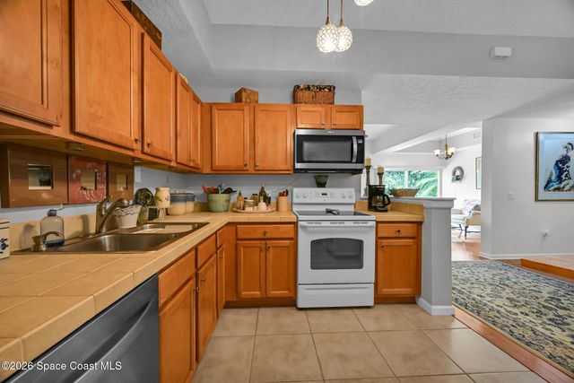 568 7th Square 101, Vero Beach, FL 32962