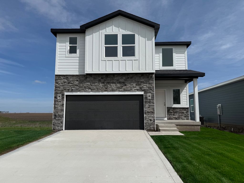 1077 NW Macarthur Lane, Waukee, IA 50263