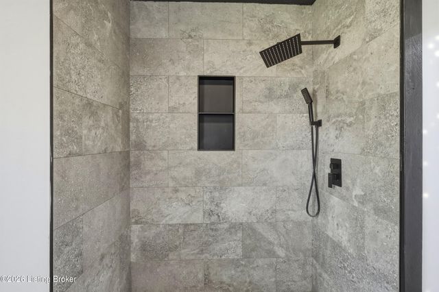 5127 Braidwood Dr, Louisville, KY 40219