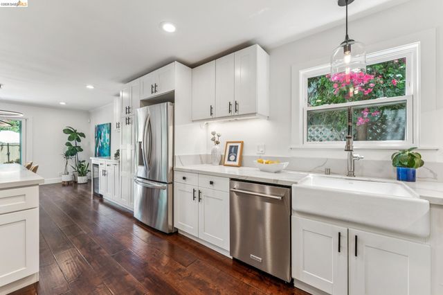 2028 Damuth 1, Oakland, CA 94602