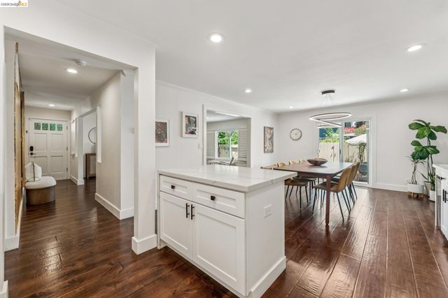 2028 Damuth 1, Oakland, CA 94602