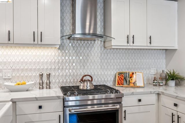 2028 Damuth 1, Oakland, CA 94602