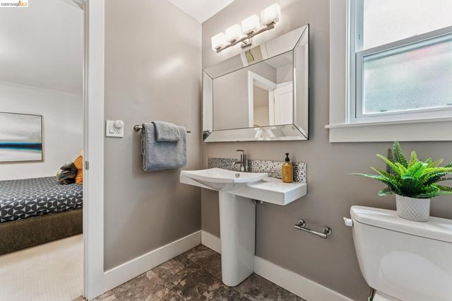 2028 Damuth 1, Oakland, CA 94602