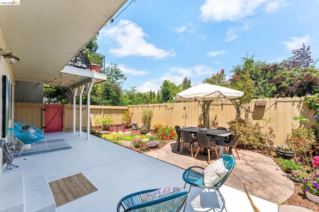 2028 Damuth 1, Oakland, CA 94602