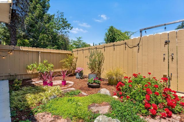 2028 Damuth 1, Oakland, CA 94602