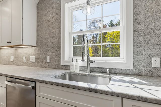 8 Lilac Way, Stratham, NH 03885