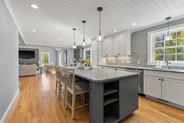 8 Lilac Way, Stratham, NH 03885