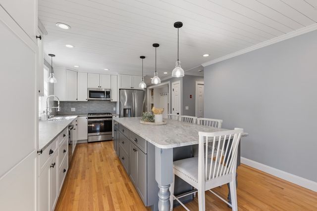 8 Lilac Way, Stratham, NH 03885