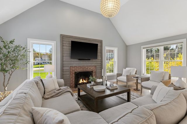 8 Lilac Way, Stratham, NH 03885