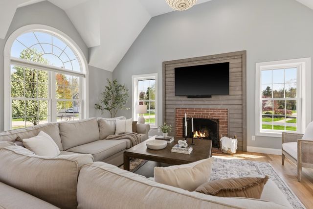 8 Lilac Way, Stratham, NH 03885