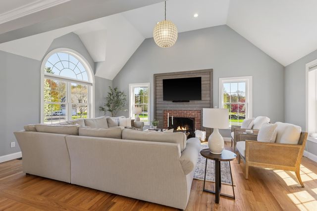 8 Lilac Way, Stratham, NH 03885